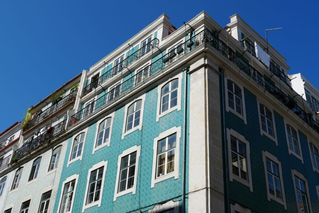 نمای ساختمان با رنگ آبی؛ انتخابی جسورانه و چشمنواز برای معماری مدرن - sarah nungasser XpyRouTu6NY unsplash جمعبندی و توصیه نهایی برای انتخاب نمای ساختمان با رنگ آبی