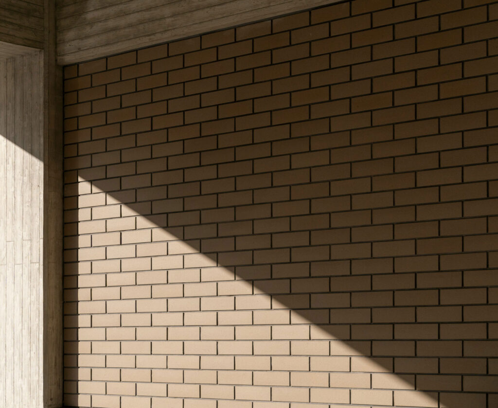 مقاومت در برابر حریق در آجر: چرا آجر بهترین انتخاب برای ساختوساز مقاوم است؟ - alexander tsang KtpTdrUQaY unsplash صرفهجویی اقتصادی با استفاده از آجر مقاوم در برابر حریق