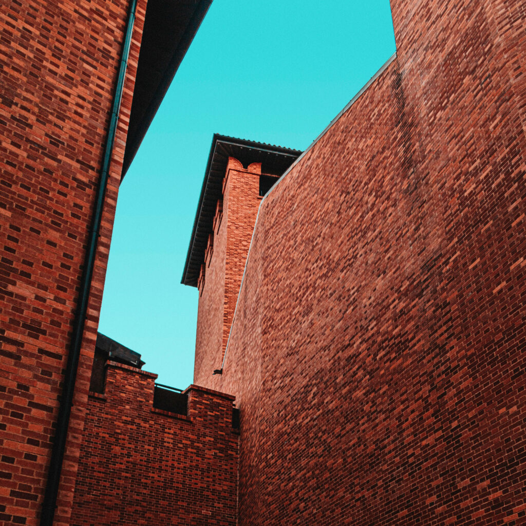 دانسیته آجر چیست و چرا اهمیت دارد؟ راهنمای کامل و علمی برای درک چگالی آجر - clarence e hsu pD2iHwcWtNM unsplash چگونه دانسیته مناسب برای پروژه خود انتخاب کنیم؟