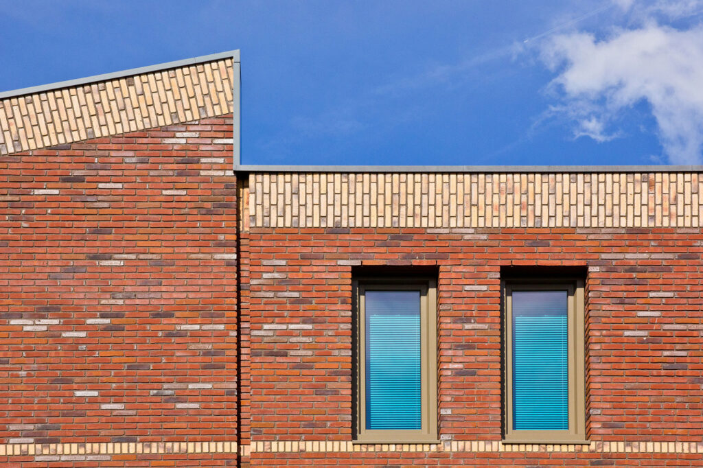 راهنمای کامل تراکم رنگ آجر: اهمیت، کاربرد و تاثیر بر کیفیت نهایی - connie de vries 5bBpnTpg5po unsplash عوامل مؤثر بر تراکم رنگ آجر