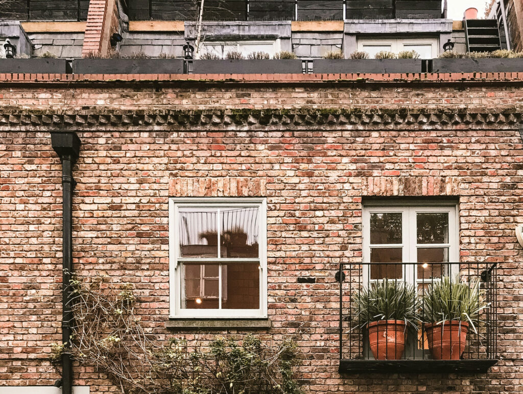 مقاومت در برابر حریق در آجر: چرا آجر بهترین انتخاب برای ساختوساز مقاوم است؟ - fineas anton E3wy6heacow unsplash آجر به عنوان یک مصالح مقاوم در برابر حریق