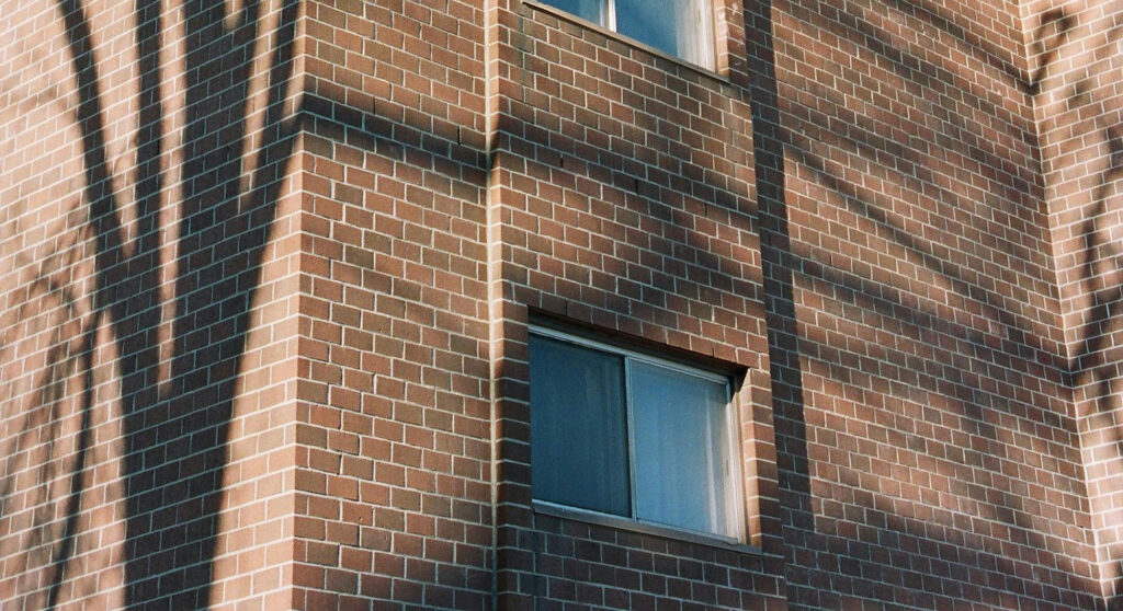 راهنمای کامل تراکم رنگ آجر: اهمیت، کاربرد و تاثیر بر کیفیت نهایی - hugues nsengiyumva 49u02xwSo8E unsplash اشتباهات رایج در درک تراکم رنگ آجر