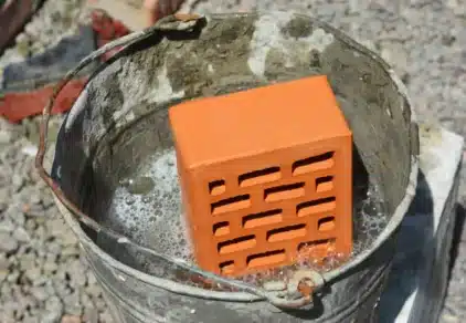 جذب آب آجر؛ بررسی تخصصی و راهکارهای کاهش آن با تمرکز بر آجر نسوز آذرخش