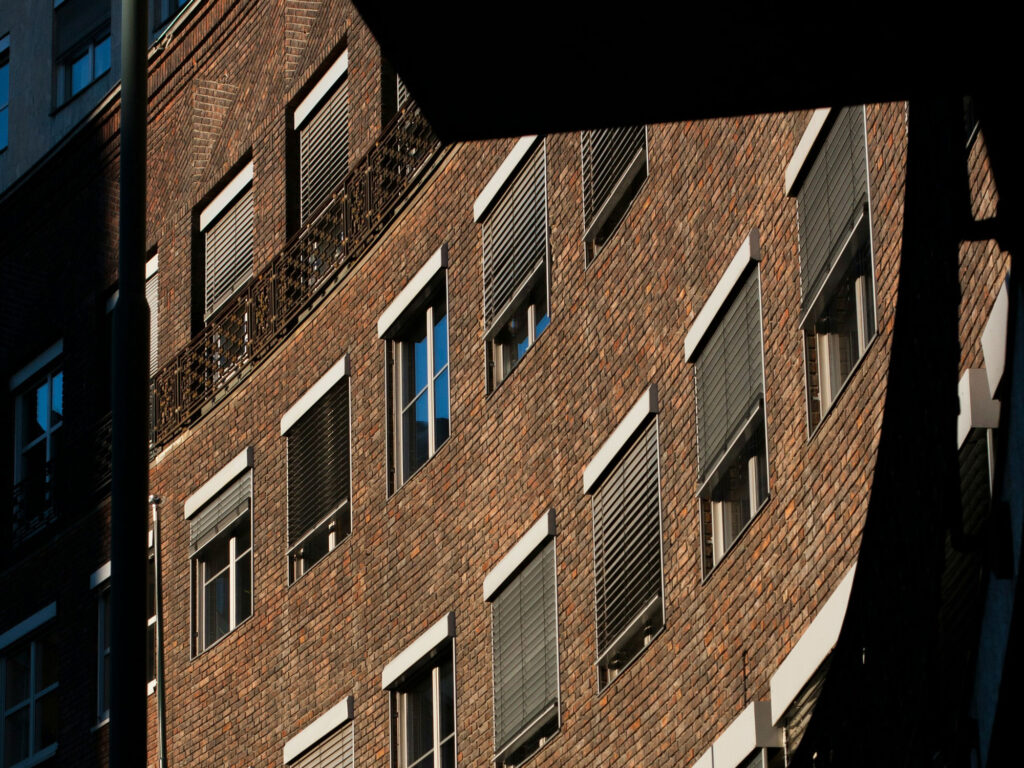 راهنمای کامل تراکم رنگ آجر: اهمیت، کاربرد و تاثیر بر کیفیت نهایی - jan pawel bochen KT7CVWmQPyI unsplash چطور تراکم رنگ مناسب را انتخاب کنیم؟