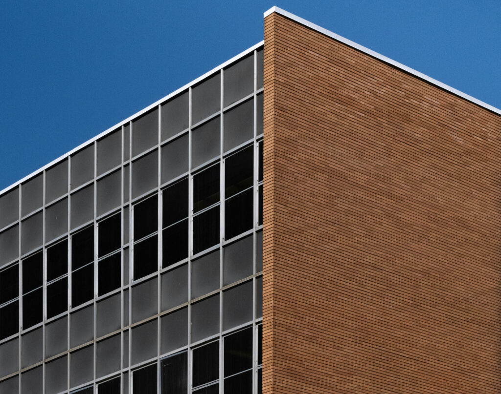 راهنمای کامل تراکم رنگ آجر: اهمیت، کاربرد و تاثیر بر کیفیت نهایی - parsoa khorsand kTgwZ eA1MQ unsplash تأثیر تراکم رنگ بر ماندگاری و مقاومت آجر