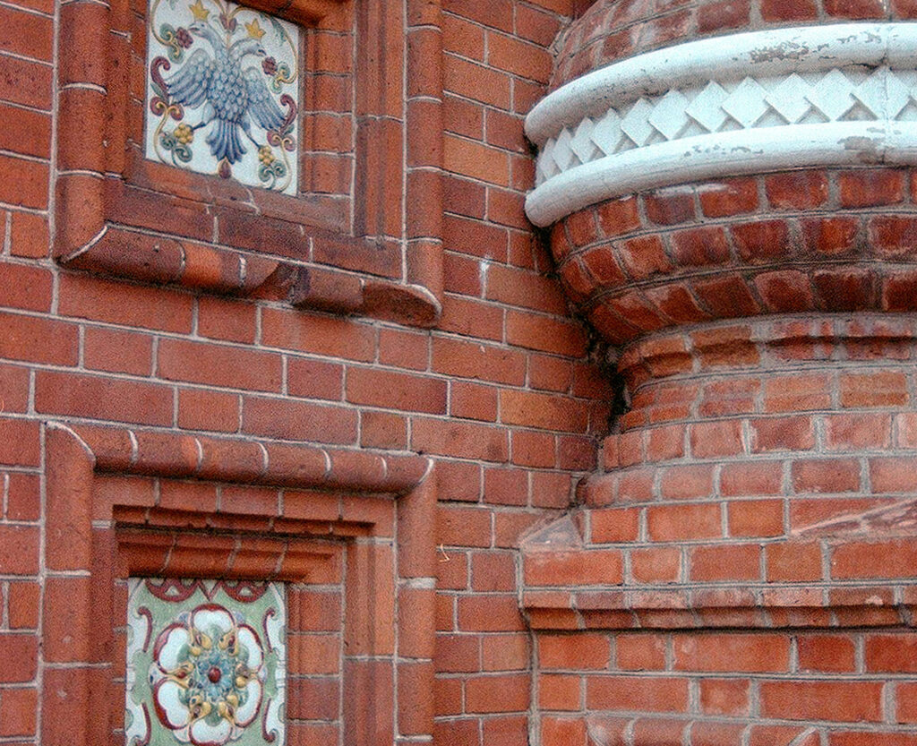 مقاومت در برابر نور خورشید: بررسی تخصصی مقاومت آجر در برابر تابش مستقیم خورشید - pexels andrey karpov 3835451 7821819 نگهداری و مراقبت از دیوارهای آجری در معرض نور خورشید