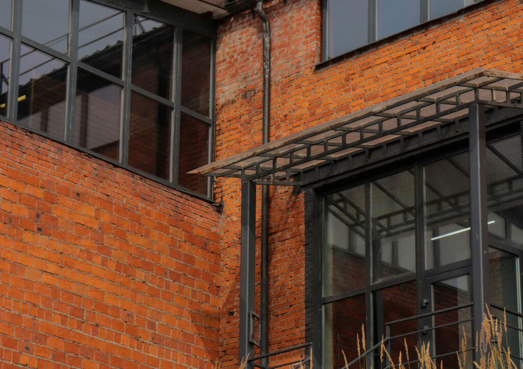 طول عمر آجر؛ راز ماندگاری مصالح ساختمانی سنتی و مدرن - pexels artem 202976012 14386751 تعریف علمی و فنی طول عمر آجر