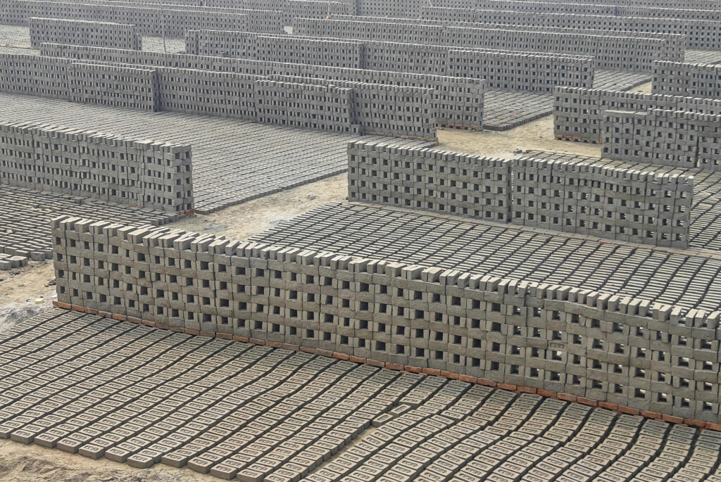 همه چیز درباره آجر رسی | کاربرد، مزایا، معایب و نکات مهم در خرید - pexels dibakar roy 2432543 29546414 کاربردهای مختلف آجر رسی