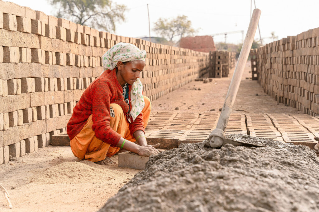 همه چیز درباره آجر رسی | کاربرد، مزایا، معایب و نکات مهم در خرید - pexels equalstock 20445174 ویژگیهای فنی آجر رسی