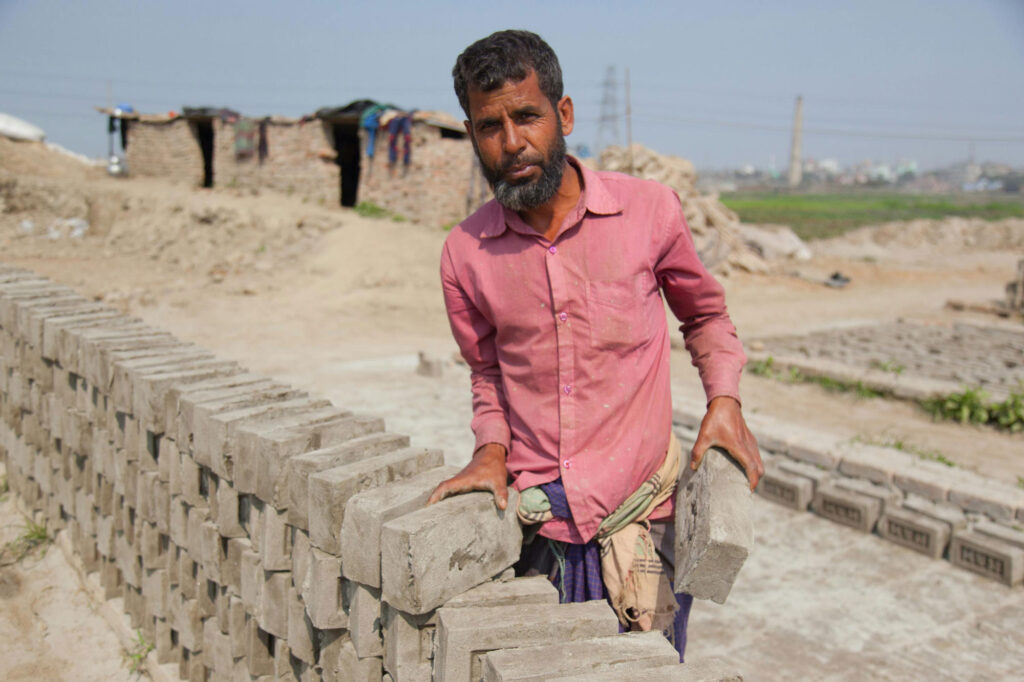 همه چیز درباره آجر رسی | کاربرد، مزایا، معایب و نکات مهم در خرید - pexels m mahbub a alahi 3251770 9762069 قیمت آجر رسی و عوامل مؤثر بر آن