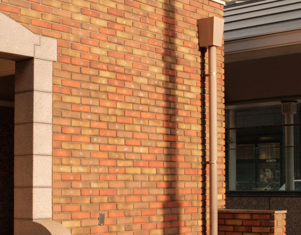 مقاومت در برابر نور خورشید: بررسی تخصصی مقاومت آجر در برابر تابش مستقیم خورشید - pexels mak jp 107017486 10283617 اثرات نور خورشید بر رنگ و بافت آجر