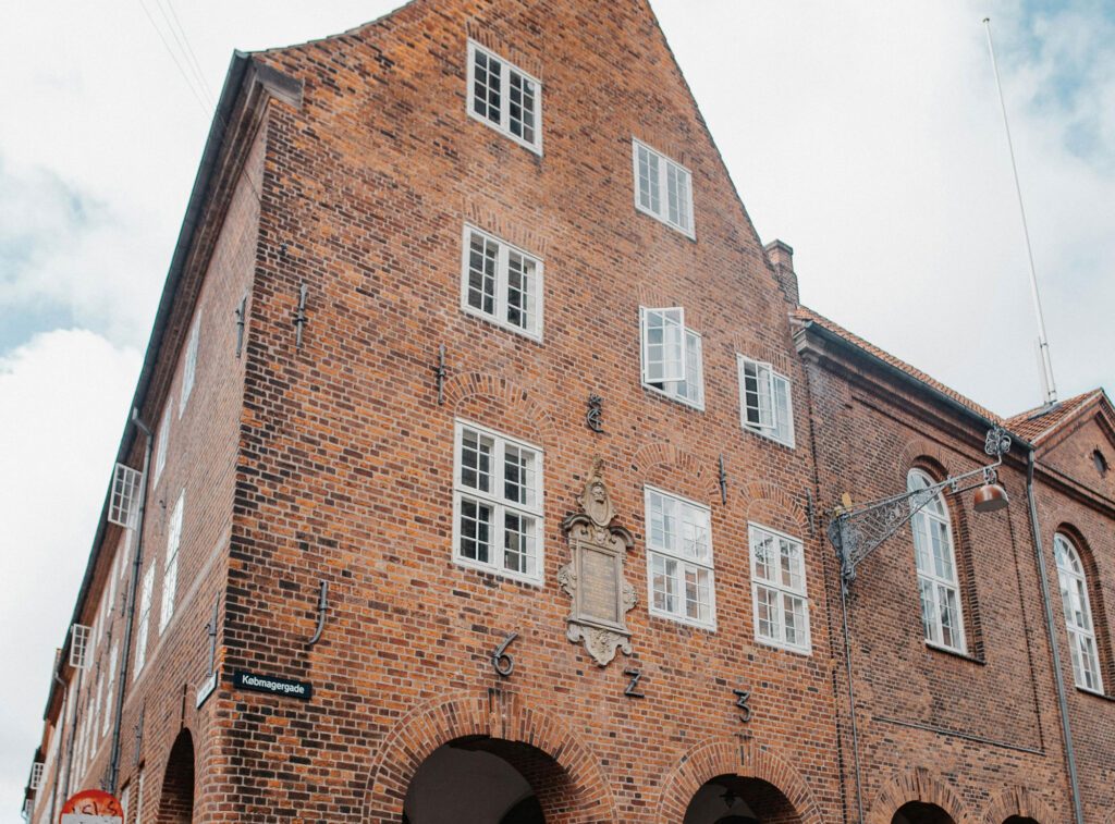 مقاومت در برابر نور خورشید: بررسی تخصصی مقاومت آجر در برابر تابش مستقیم خورشید - pexels maxavans 5069196 ترکیبات آجر و نقش آنها در مقاومت در برابر نور خورشید