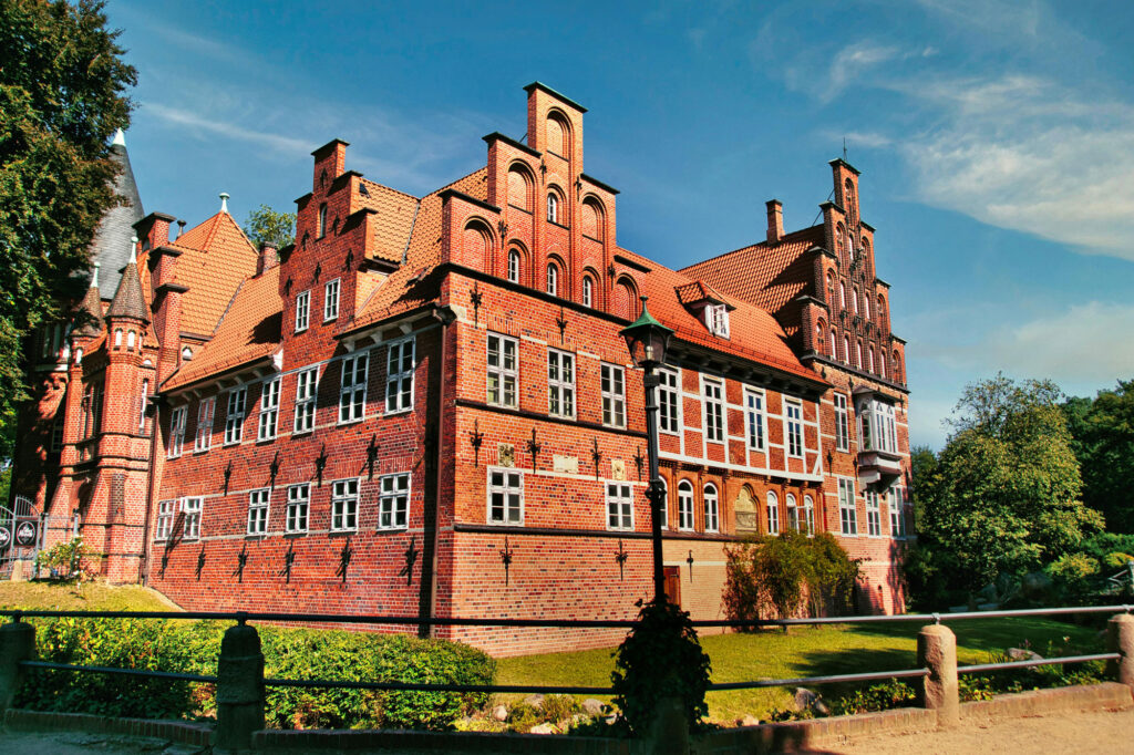 طول عمر آجر؛ راز ماندگاری مصالح ساختمانی سنتی و مدرن - pexels paparazziratzfatzzi 13386362 تأثیر شرایط اقلیمی بر طول عمر آجر