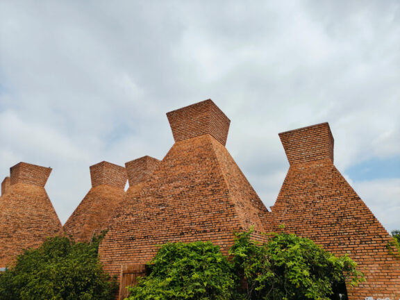 آجر فشاری چیست؟ کاربردها، مزایا و راهنمای جامع خرید