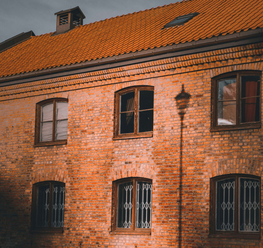 دانسیته آجر چیست و چرا اهمیت دارد؟ راهنمای کامل و علمی برای درک چگالی آجر - ranurte TXm7uXnaWjc unsplash انواع آجر و تأثیر نوع آن بر دانسیته