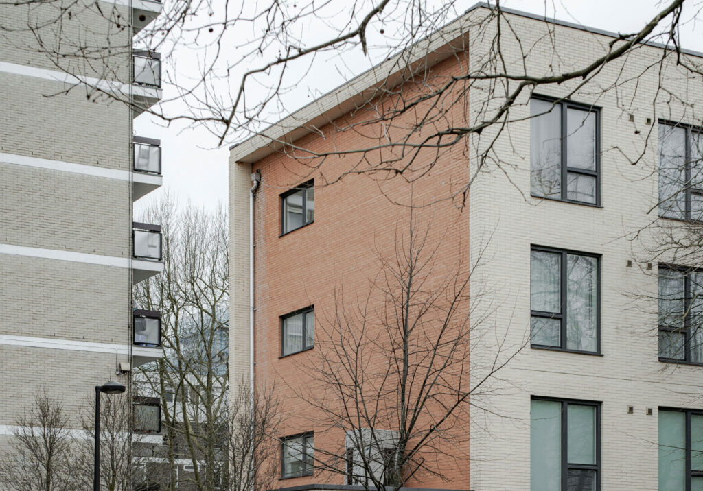 راهنمای جامع استانداردهای آجر در ساخت و ساز مدرن - uran wang CuM72mjtzYg unsplash ویژگیهای فنی استاندارد آجر ساختمانی