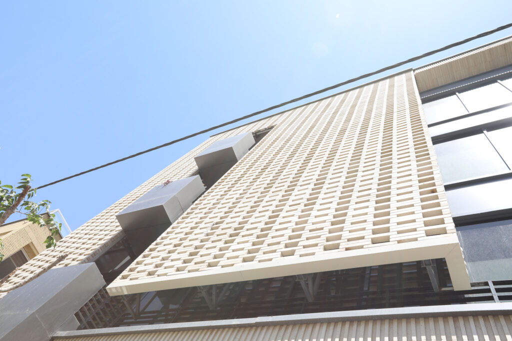 آجر چینی فخر و مدین: انتخابی مطمئن برای ساختمانهای زیبا و مقاوم - 3A1A9406 مزایای استفاده از آجر چینی فخر و مدین