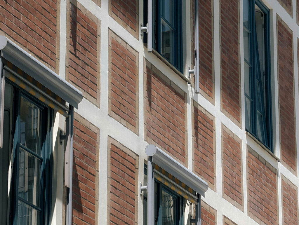 ضد شوره بودن آجر: راهنمای کامل انتخاب و استفاده از آجر در ساختمانسازی - alexey kuleshov 4n4Ww6RujxQ unsplash تاثیر زیبایی و نمای ساختمان روی ارزش ملک