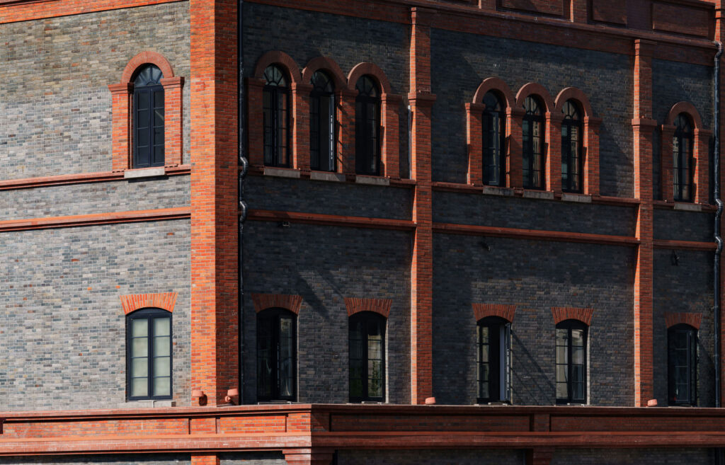 ضد شوره بودن آجر: راهنمای کامل انتخاب و استفاده از آجر در ساختمانسازی - declan sun fpuZluQ6DNw unsplash اثرات شوره روی ساختمان