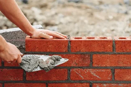 اصول آجرچینی؛ راهنمای جامع اجرای حرفه‌ای دیوارهای آجری