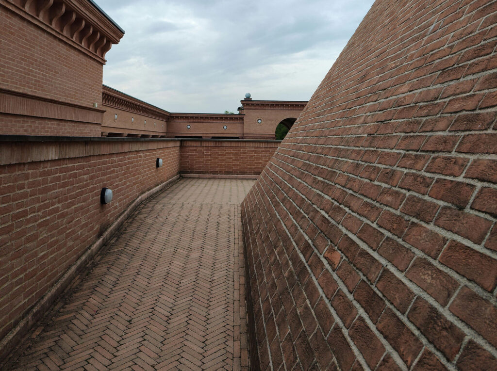 فاصله بندکشی آجر؛ راهنمای کامل برای اجرای صحیح و اصولی بندکشی - pexels caio rios matusalem 419900814 16001819 نقش فاصله بندکشی در زیبایی ساختمان