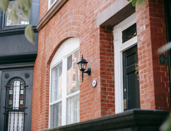 جرم گیری سطح آجر؛ راهکاری اساسی برای حفظ زیبایی و دوام نما