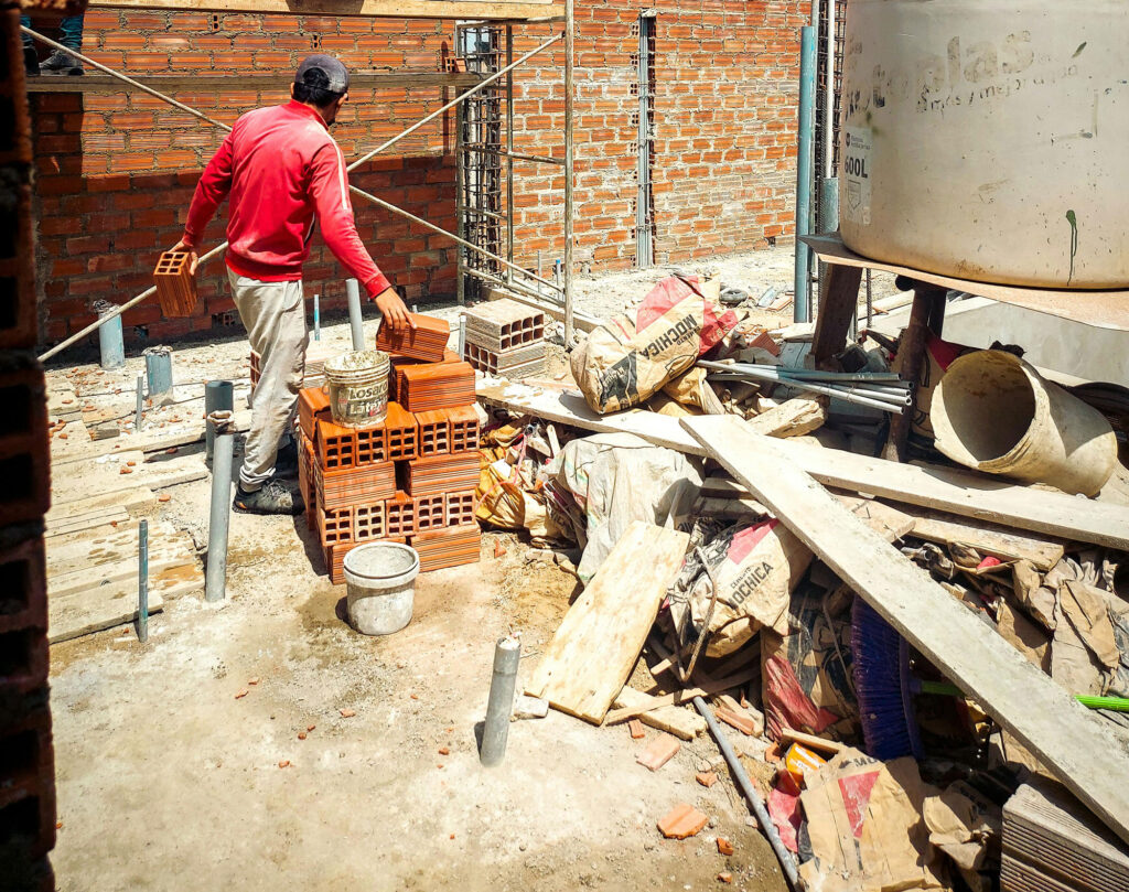 نواع ملات آجر – معرفی کامل، ویژگیها، مزایا و کاربردها - pexels construccion total 2464540 12222682 نکات کلیدی در اجرای درست انواع ملات آجر