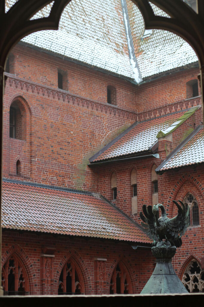 پوشش سقف با آجر؛ انتخابی ماندگار در معماری امروز - pexels fernando mena 2561070 18689971 پوشش سقف با آجر؛ انتخابی ماندگار در معماری امروز