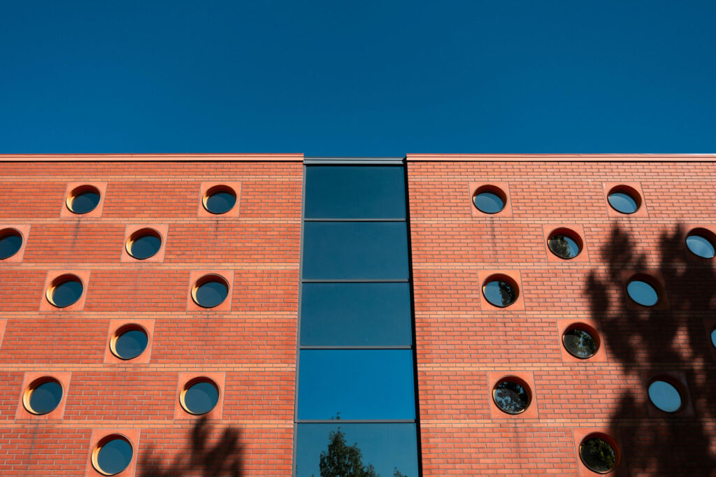 نماهای آجری با الگوی هندسی؛ تلفیق هنر، خلاقیت و مهندسی در معماری مدرن - pexels hert 24804679 تاریخچه استفاده از آجر در معماری ایران