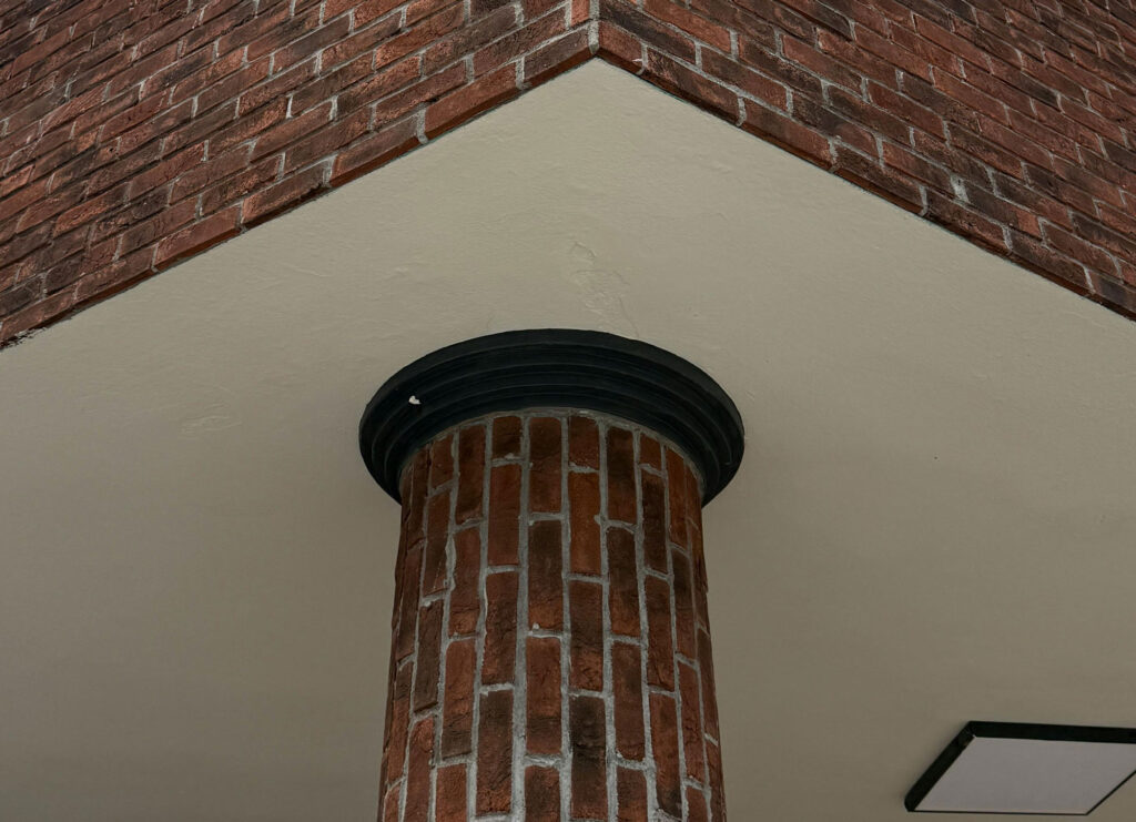 ترکیب ستون آجری تزئینی با مصالح دیگر