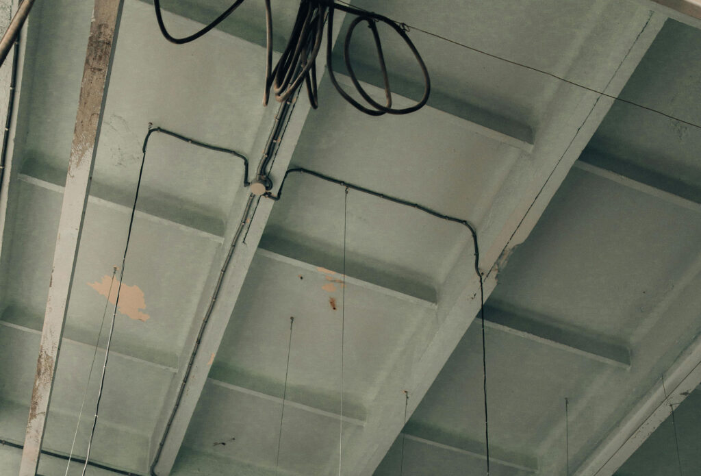 راهنمای جامع و کاربردی درباره بتن اکسپوز در معماری مدرن - pexels maksgelatin 4816458 روشهای نگهداری و افزایش دوام بتن اکسپوز