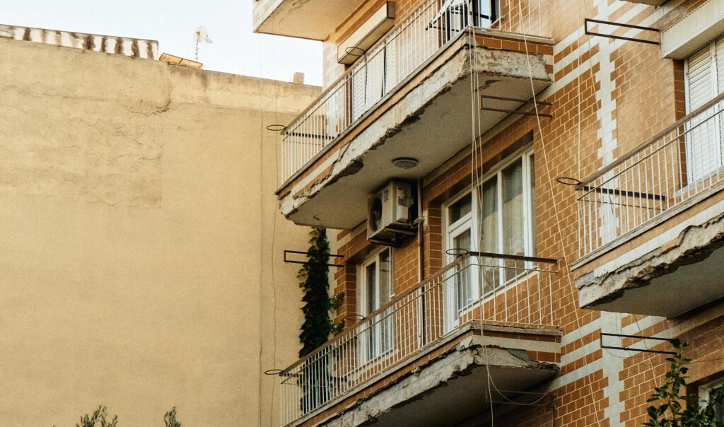 ترمیم آجر آسیب دیده چیست و چرا اهمیت دارد؟ - pexels merterim 33007383 اشتباهات رایجی که هنگام ترمیم آجر آسیب دیده باید اجتناب شود