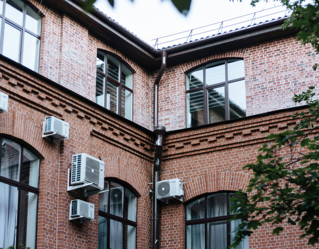 دلایل ایجاد شوره روی آجر و نقش جرم گیری سطح آجر در حذف آن