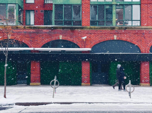 موانع اجرای آجر در زمستان: راهنمای کامل برای پیمانکاران و مهندسین