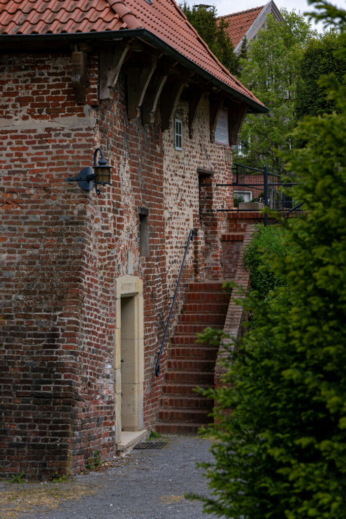 جرم گیری سطح آجر؛ راهکاری اساسی برای حفظ زیبایی و دوام نما