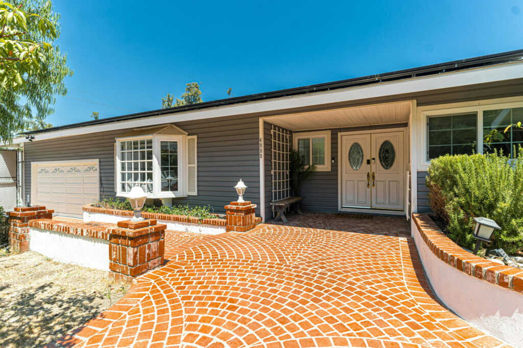 نقش فضای سبز در طراحی حیاط آجری