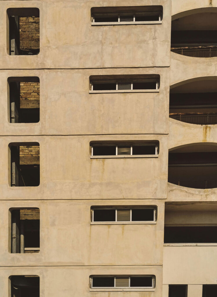 راهنمای جامع و کاربردی درباره بتن اکسپوز در معماری مدرن - pexels tkirkgoz 13057077 راهنمای جامع و کاربردی درباره بتن اکسپوز در معماری مدرن