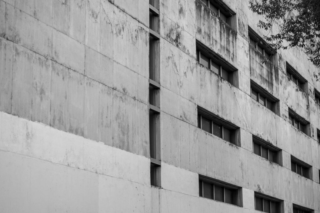 راهنمای جامع و کاربردی درباره بتن اکسپوز در معماری مدرن - pexels tomas asurmendi 774865545 32466571 نقش بتن اکسپوز در محوطهسازی و فضای شهری