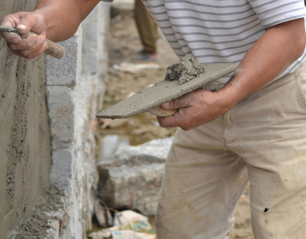 نواع ملات آجر – معرفی کامل، ویژگیها، مزایا و کاربردها - pexels tr n h ng cong 136437809 10383579 ملات گچ و خاک