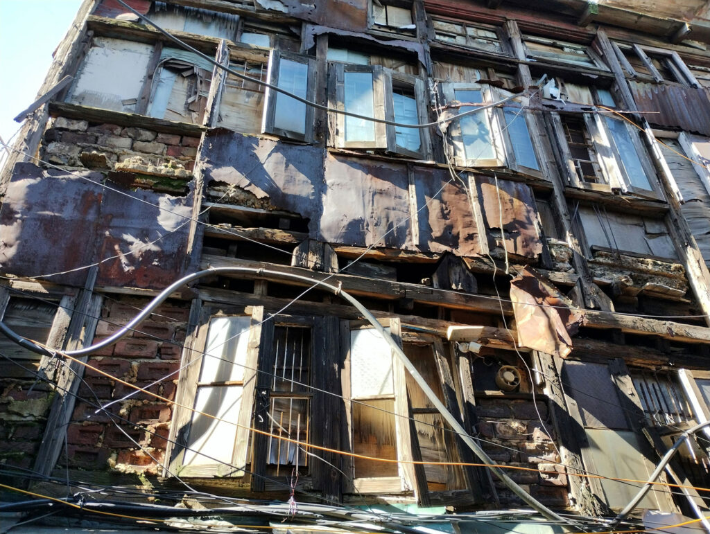 مطالعه موردی در ایمن سازی ساختمان آسیب دیده