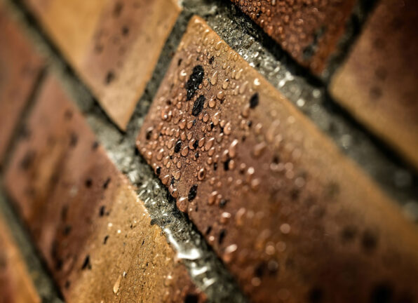 اهمیت مقاومت در برابر رطوبت در آجر و نقش آن در دوام ساختمان